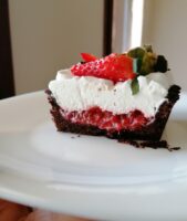 crostata al cacao con fragole e yogurt greco
