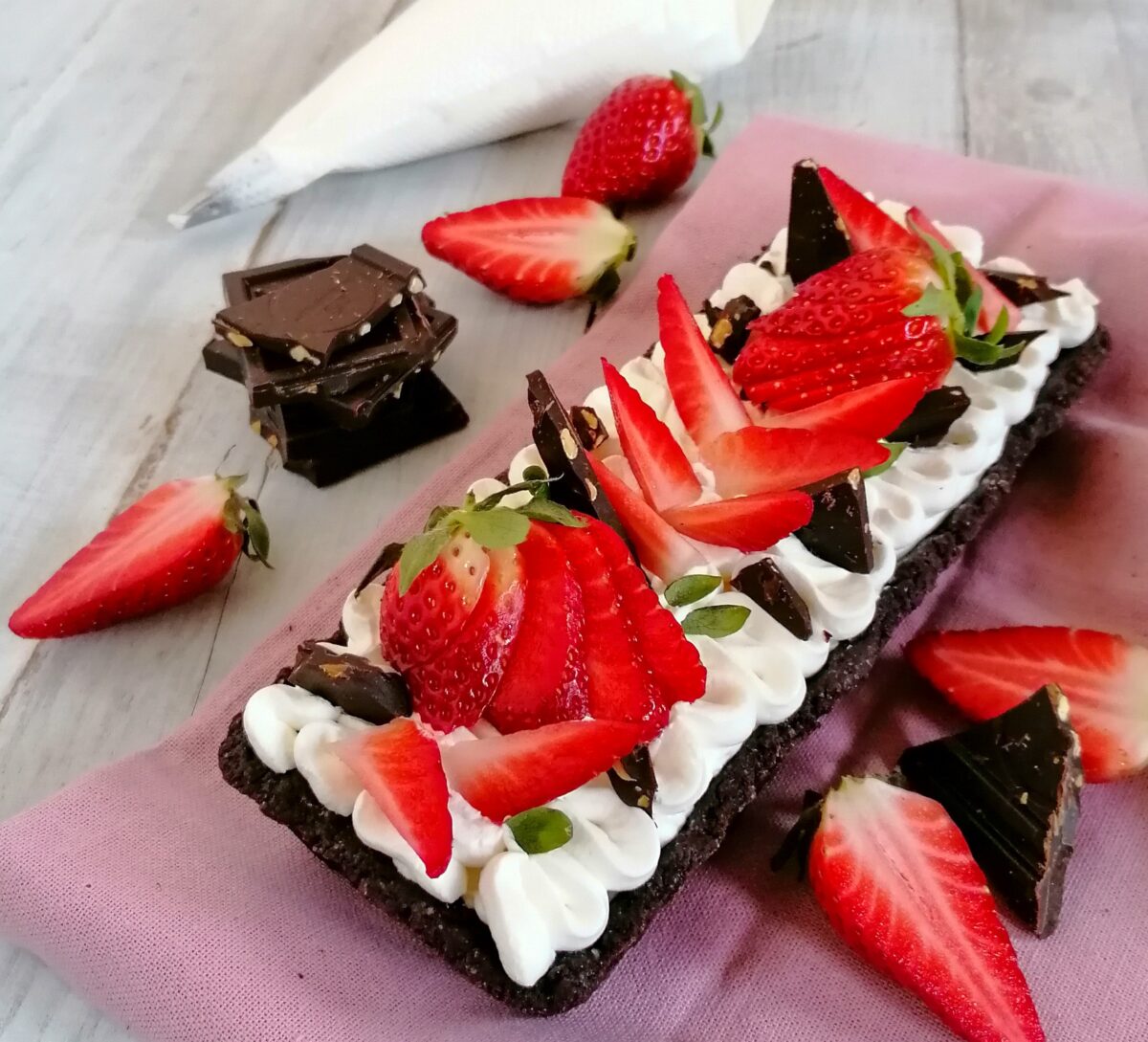 crostata al cacao con fragole e yogurt greco